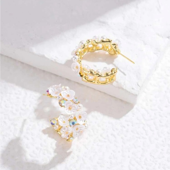 🎉HP🎉 Flower Hoop Earrings (Boutique) - Picture 5 of 8